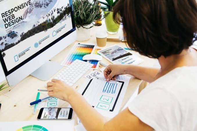 Persona trabajando en el diseño de una pagina web desde un computador
