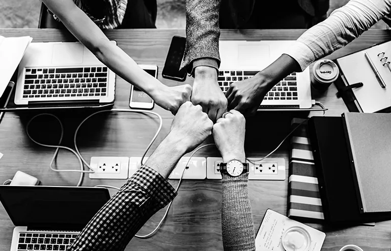 Personas trabajando juntas en un proyecto tecnológico.